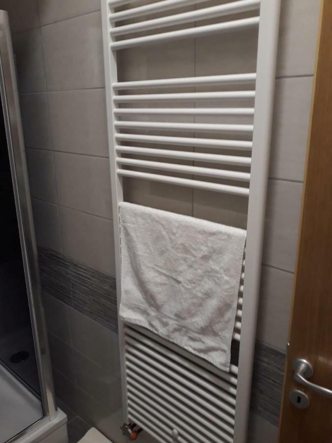 Station Daire Ösek Dış mekan fotoğraf